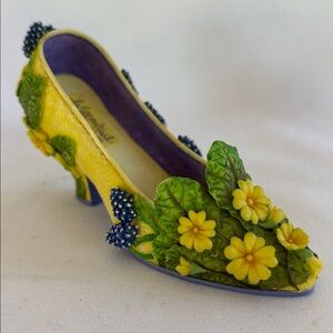 VINTAGE! THE ORIGINAL WILLOW HALL WOMEN’s SHOE ORNAMENTAL COLLECTION- FEBRUARY